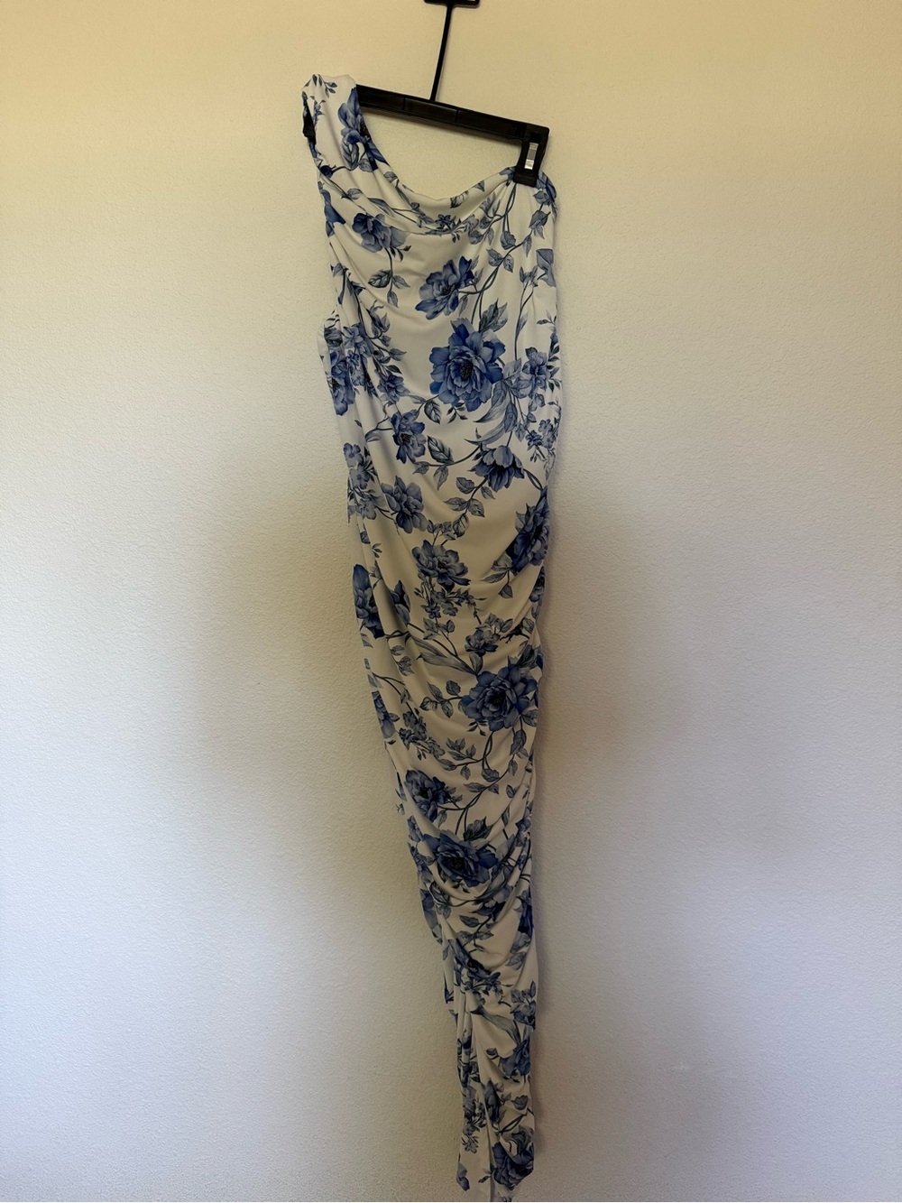 Club L London White One-Shoulder Maxi Dress with Blue Floral Print Maternity - Picture 2 of 5